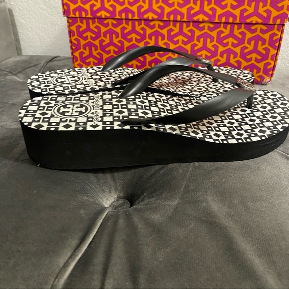 EUC Tory Burch Rubber Wedge Flip Flop - Size 9B - Picture 3 of 8